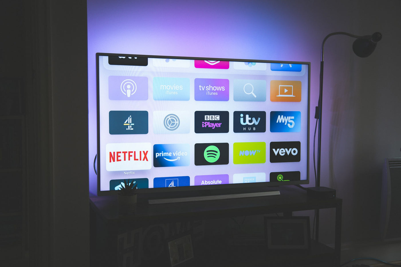 Vaste TV-installatie in woonkamer door Radio Bakker Alkmaar